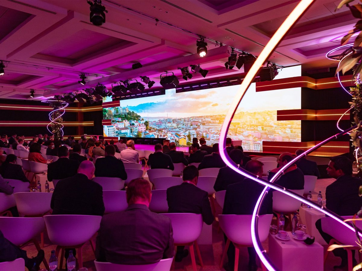 LED-scherm achter podium zakelijke conferentie