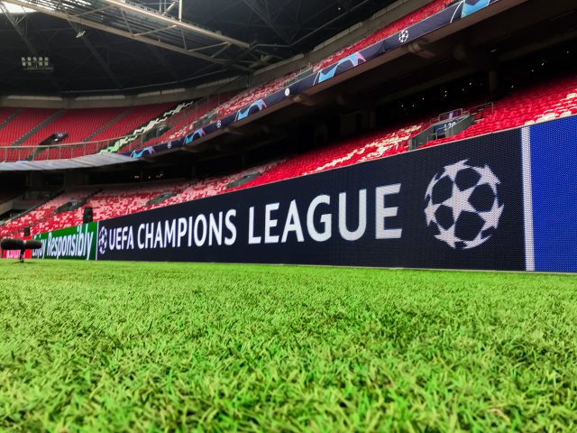 LED-boarding in voetbalstadion tijdens Champions League wedstrijd