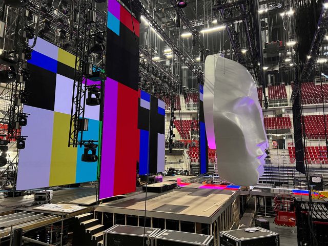 Opbouw podium MTV EMA 2022, meerdere LED lagen