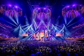 Holland zingt Hazes nieuwe LED strings en pixeldrop